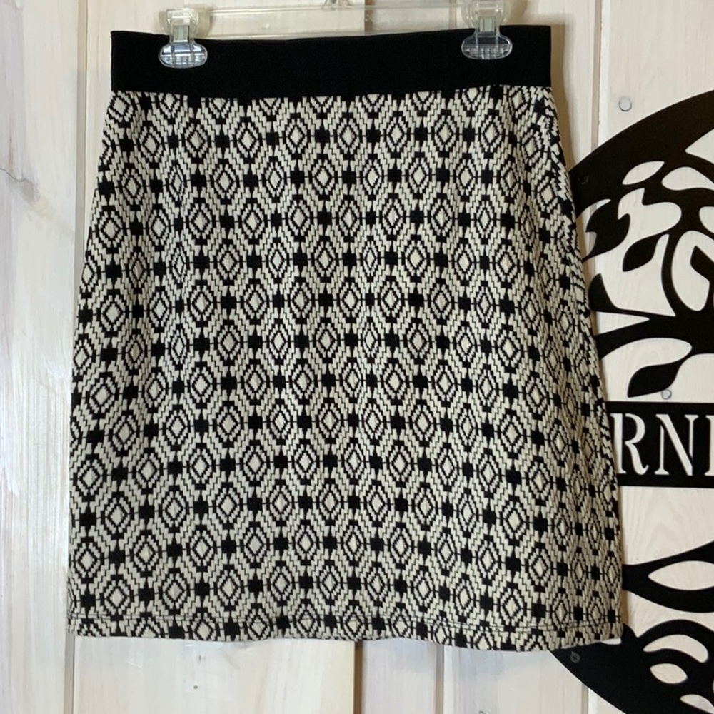 Black and white patterned light knit pull on skirt, size M